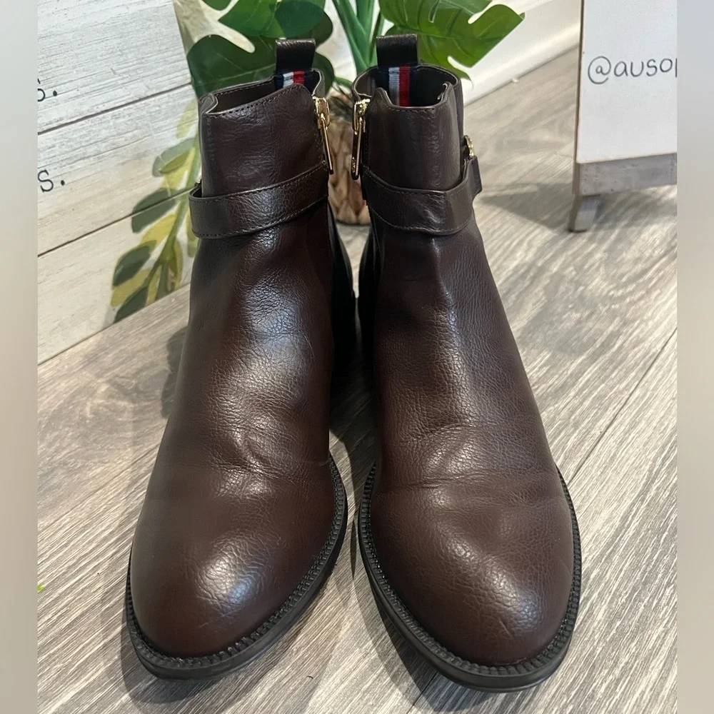 Tommy Hilfiger Rumor Brown Vegan Leather Ankle Boots w Gold Toned Logo. Size 8.5